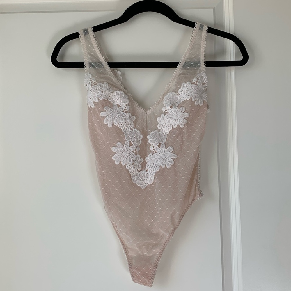 VS Dream Angels Lace Bodysuit Size XS in Cream/White